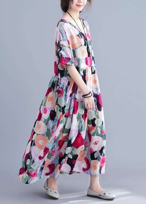 Bohemisk maxi klänning för kvinnor med blommigt mönster och halvärmar. En trendig och bekväm sommarfestklänning.