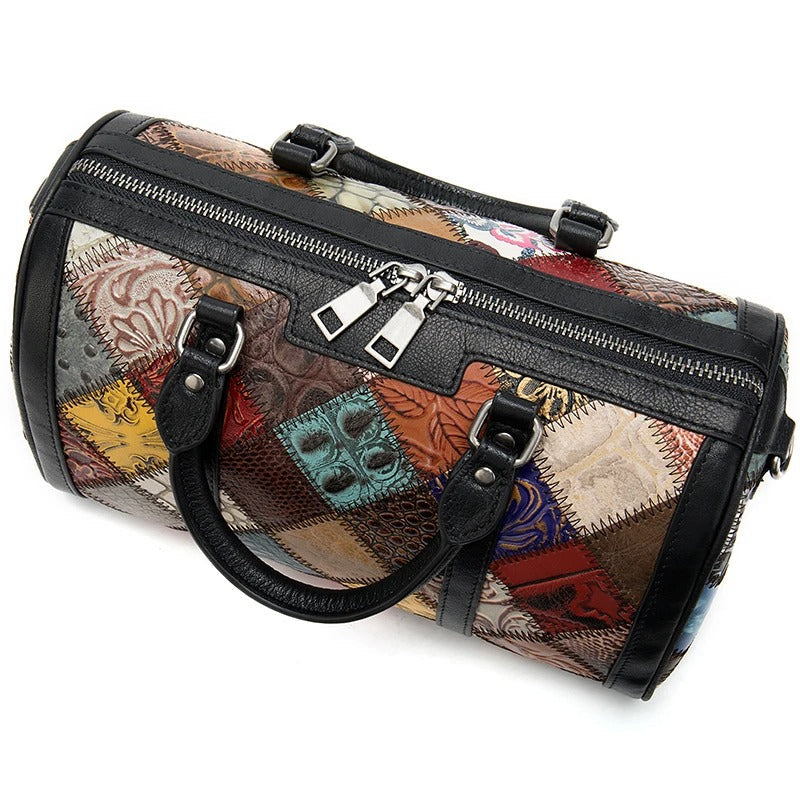 Kvinna bär färgstark bohemisk patchwork handväska, perfekt för vardagsbruk.