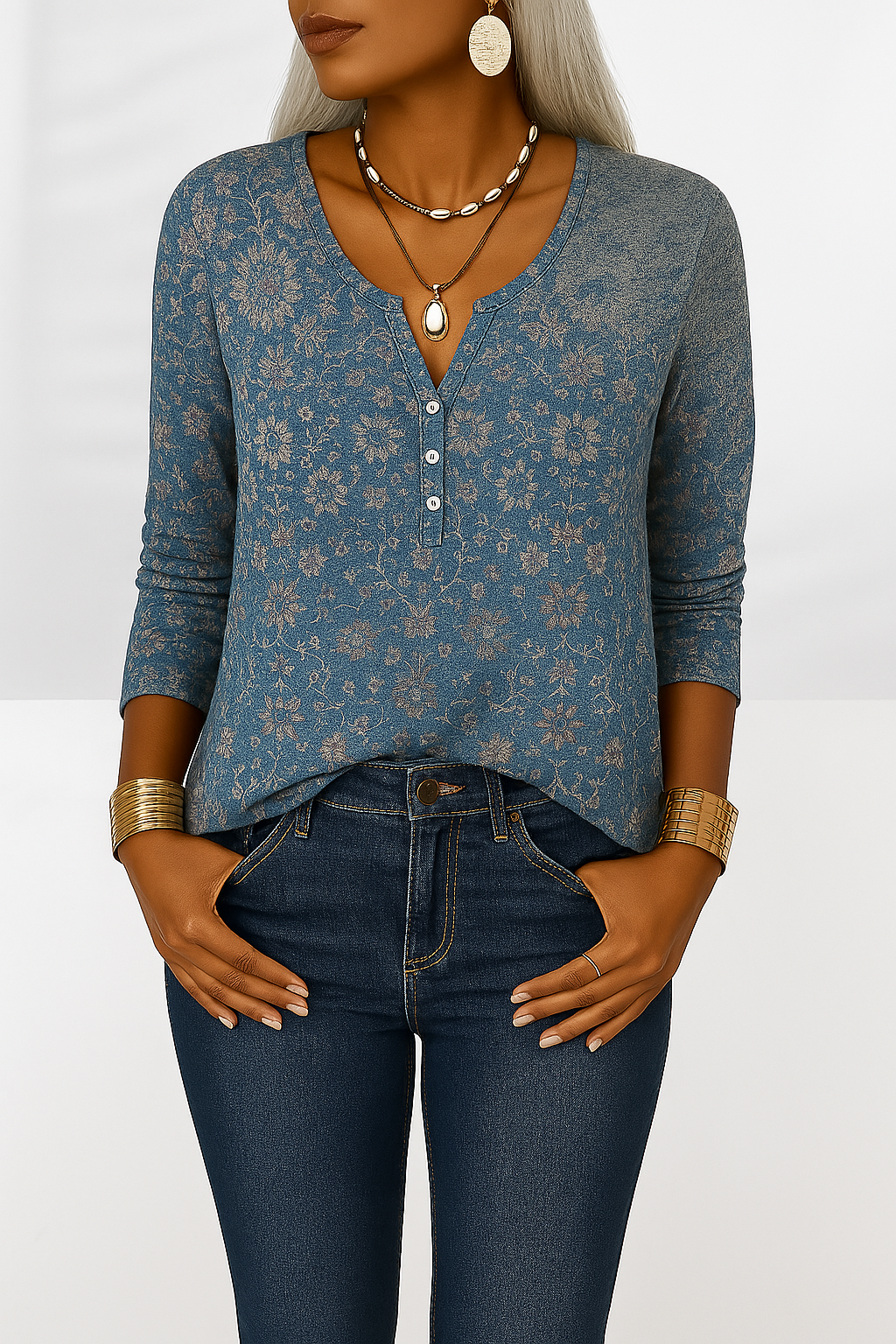 Elegant blommig boho-blus för kvinnor i lättviktstyg, idealisk för sommarmode.