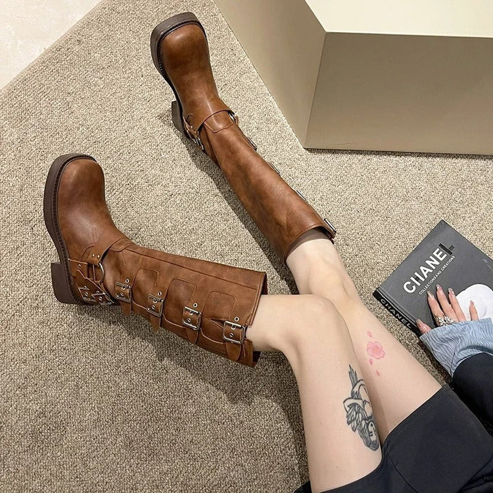 Profilbild av svarta westernstövlar, kvinnors cowboyboots med robust stil och bekväm design för mode.