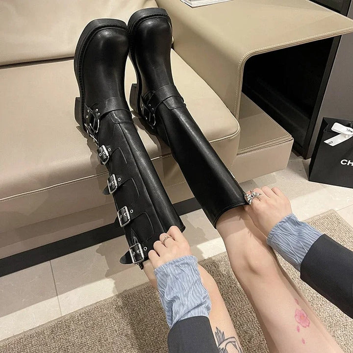 Snygga svarta cowboyboots, robusta damskor med mellanhög klack och västerntema för en komplett outfit.