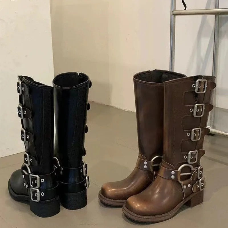 Stilrena svarta damskor, westernstövlar i äkta cowboy-stil som passar perfekt för alla tillfällen.