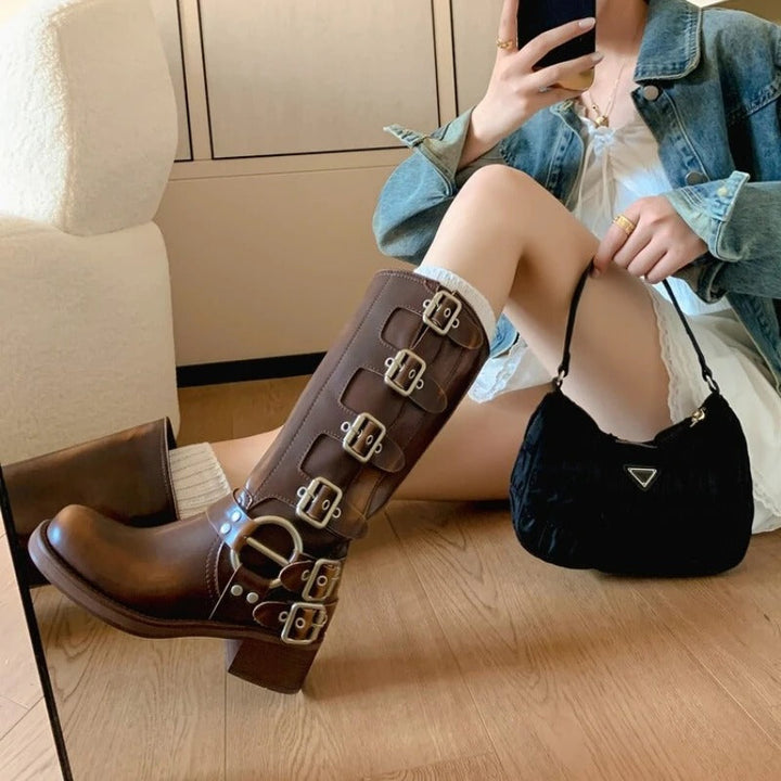 Framifrån: Bruna cowboyboots för dam, robusta västerntema stövlar med en tidlös och stilfull look.