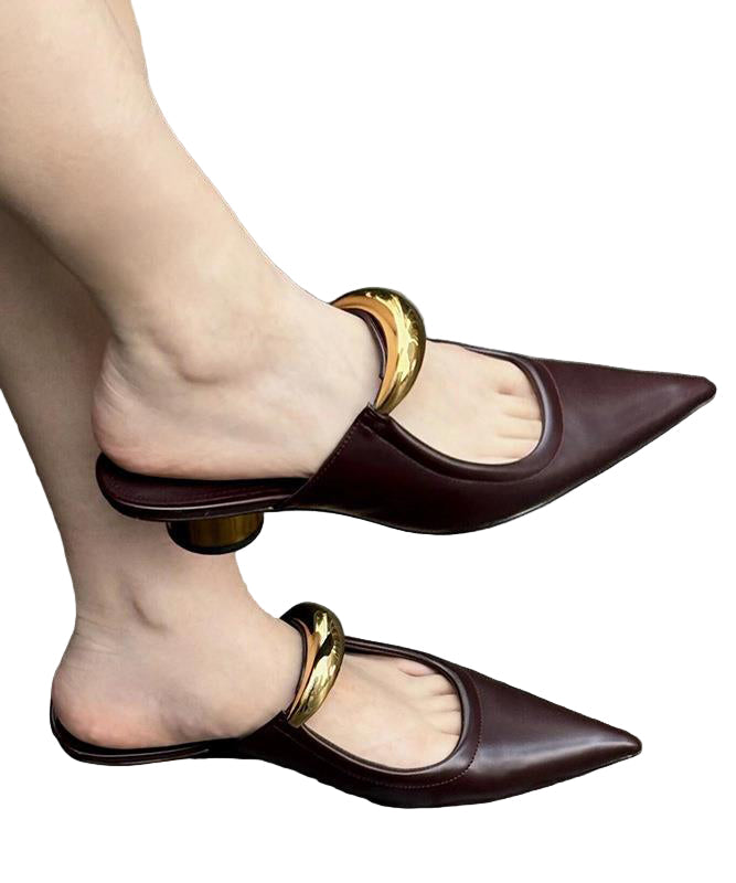 Kvinnors chokladbruna sandaler med spetsig tå och stabil chunky klack för elegant stil.