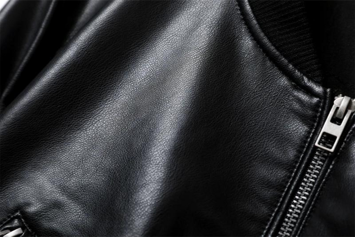 Modern croppad motorcykeljacka för kvinnor, brun, med snygga dragkedjedetaljer i mode.