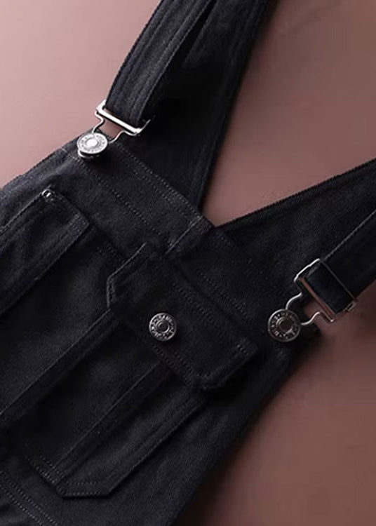 Stilren kvinnoklänning i denim med luftiga tyll detaljer. Perfekt som sommarklänning eller elegant festklänning.
