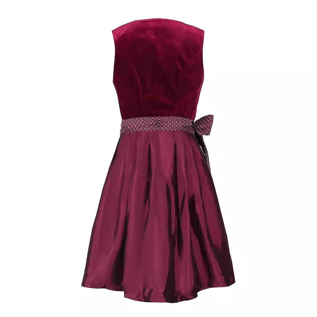 Elegant vintageinspirerad damklänning, Dirndl med vackert blommönster och svart förkläde.