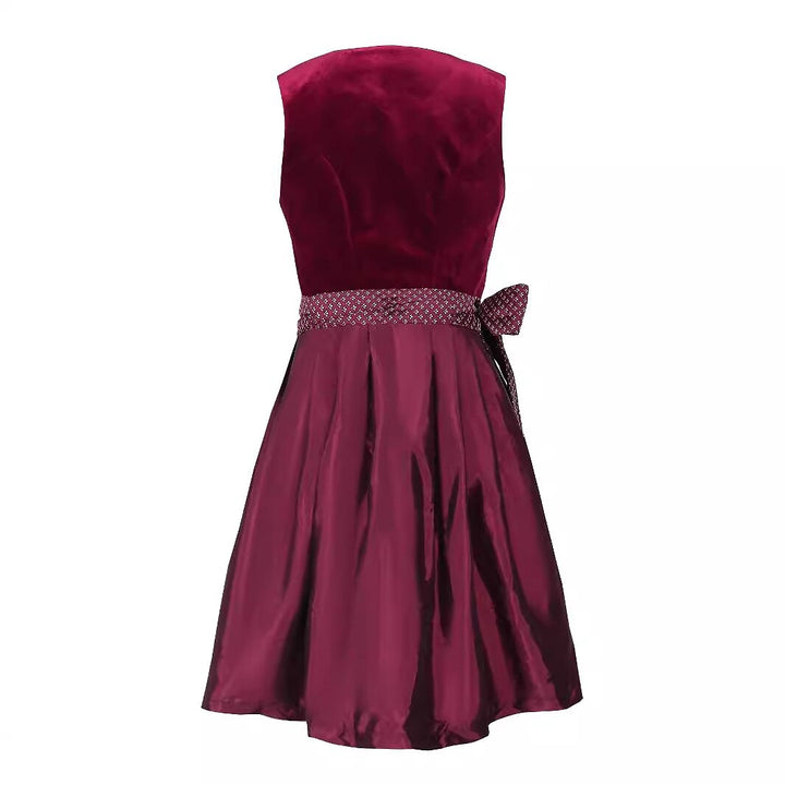 Elegant vintageinspirerad damklänning, Dirndl med vackert blommönster och svart förkläde.