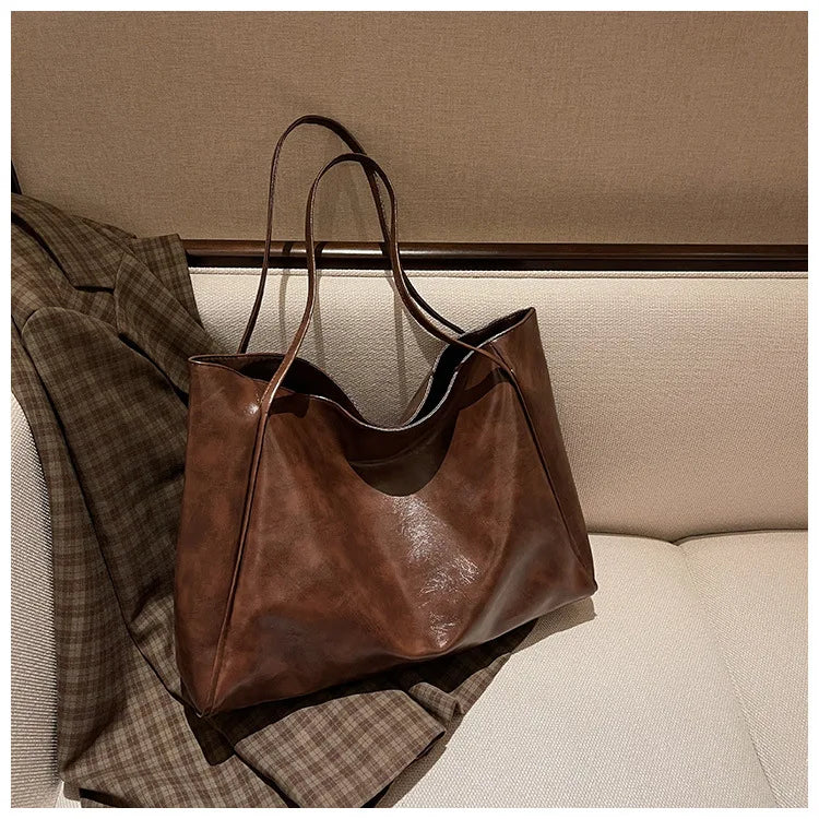 Bakre vy av elegant bucketväska. Kvinnors retro-stil axelväska, mångsidig handväska för vardagsbruk.