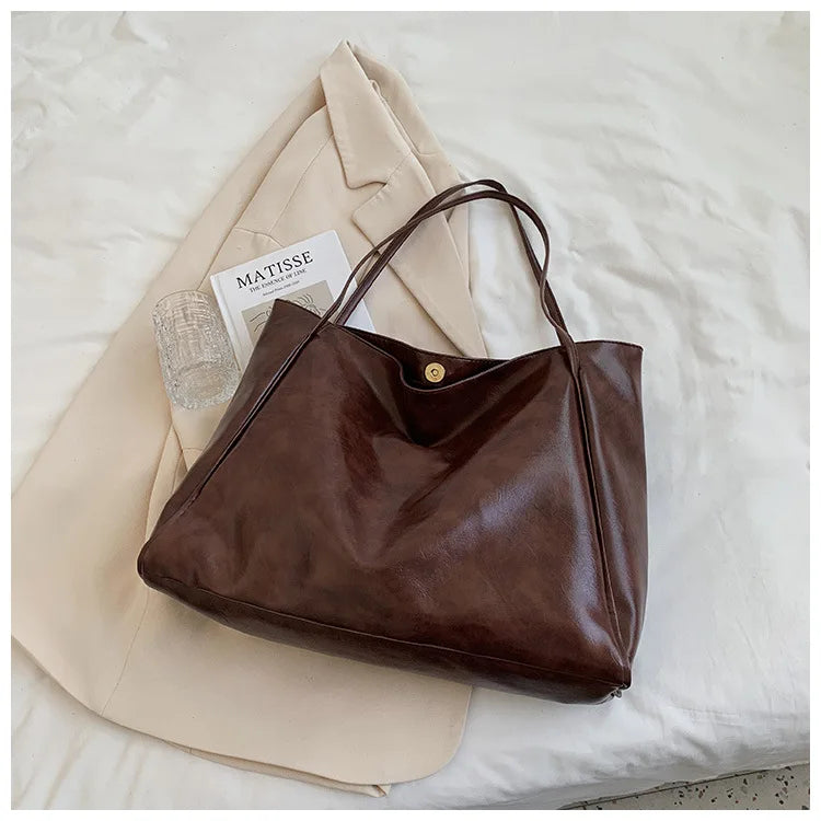 Framsida på rymlig bucketväska för kvinnor. Stilren axelväska, elegant handväska i retro-stil.