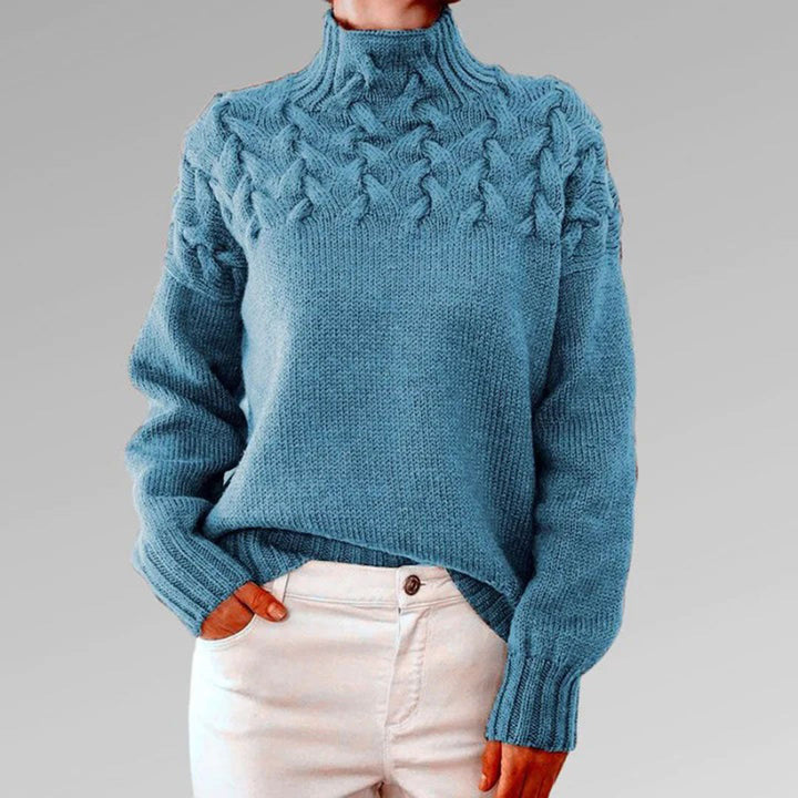 Modell bär bekväm polotröja för damer, idealisk för vardagsstil och kontorskläder. Värmande höstmode.