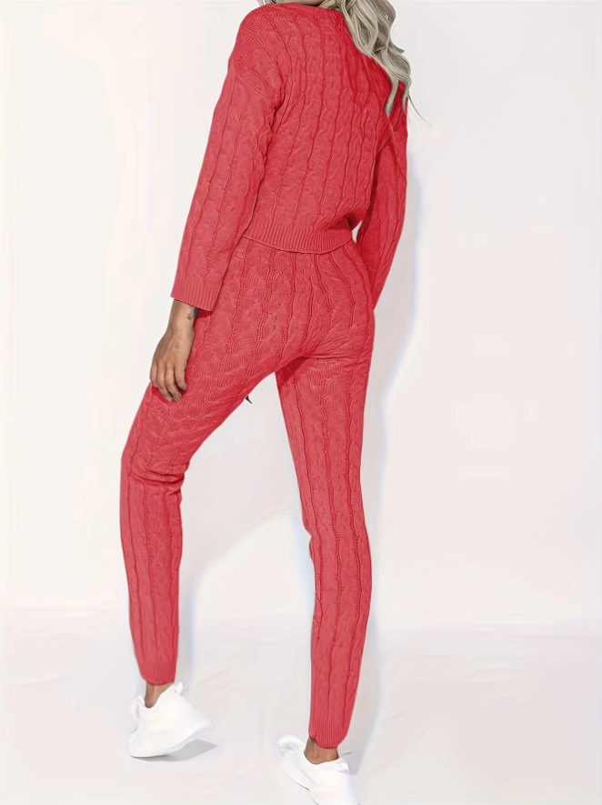Kvinnors mode set: elegant topp och byxor som ger komfort och en trendig look.