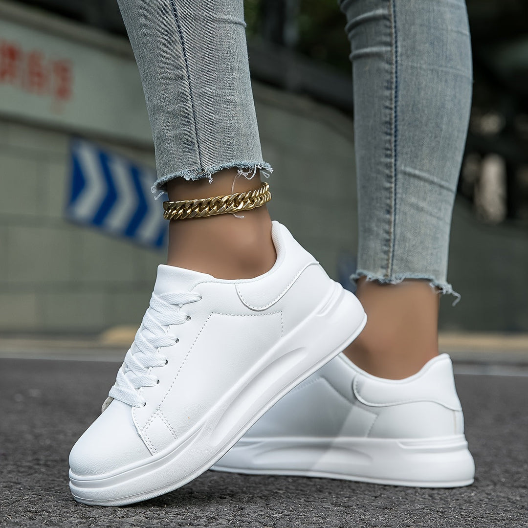 Stilrena vita damsneakers med ergonomisk design, perfekta som vardags- och fritidsskor med god komfort.