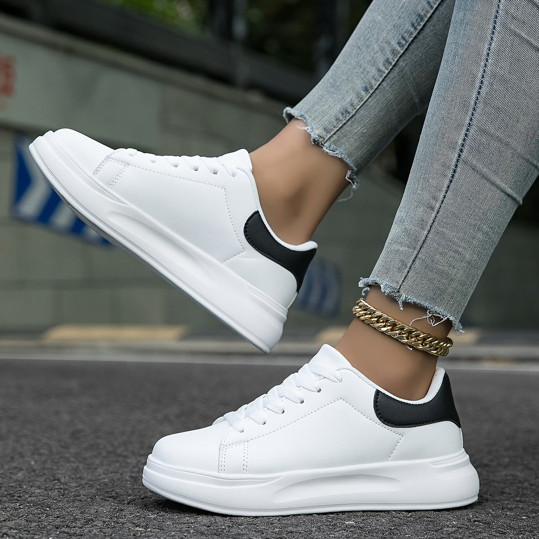 Sportiga damsneakers, ergonomiskt designade med extra stöd för foten, idealiska för långa promenader.