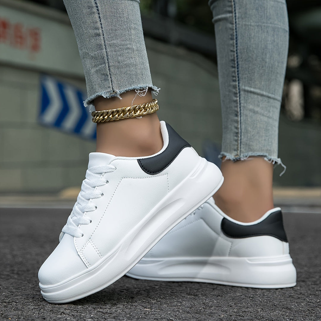 Detaljbild av ergonomisk damsneaker, visar ventilerande ovandel och stötdämpande sula för bästa komfort.