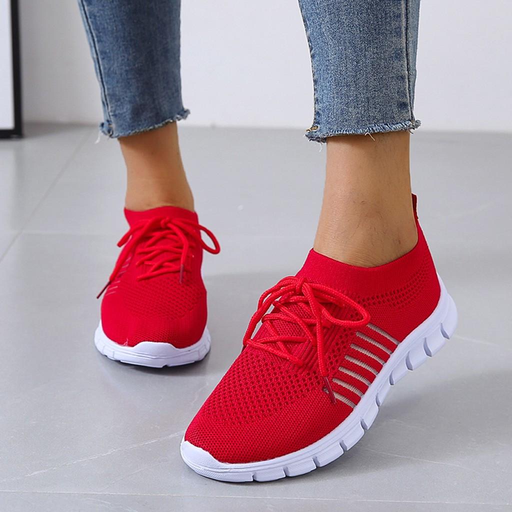 Närbild av den flexibla komfortsulan på ergonomiska damsneakers, designade för optimal dämpning.