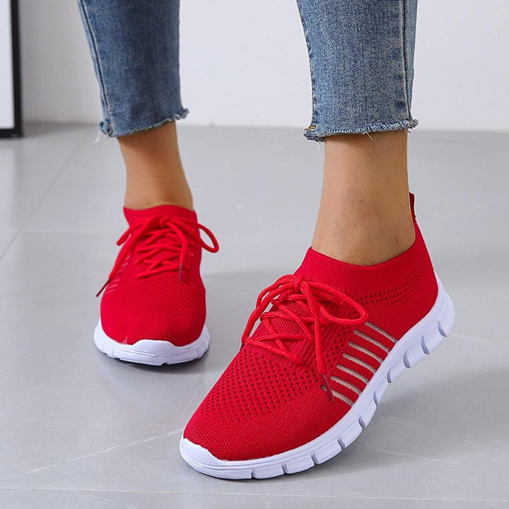 Närbild av den flexibla komfortsulan på ergonomiska damsneakers, designade för optimal dämpning.