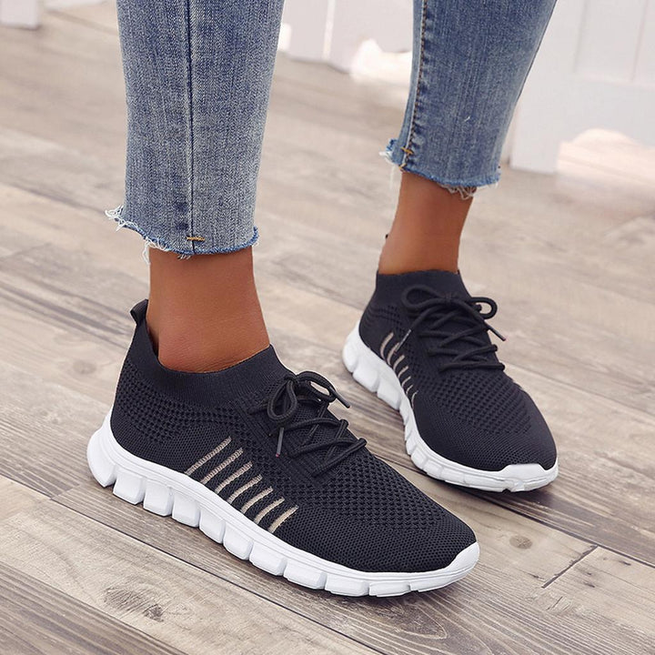 Elegant par ergonomiska sneakers för kvinnor, med fokus på komfort och stil. Mångsidiga vardagsskor.