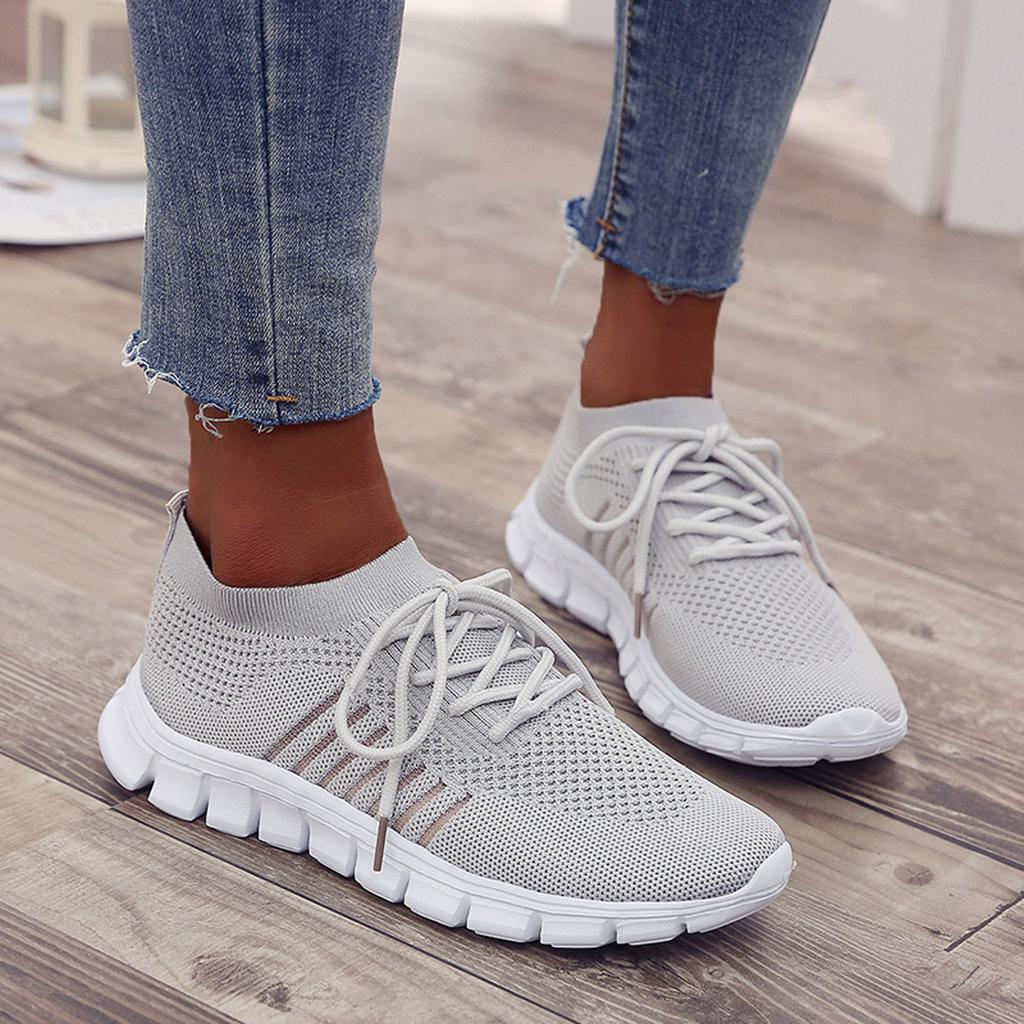 Detaljbild som visar material och sömmar på en ergonomisk damsneaker med flexibel sula. Gåskor.