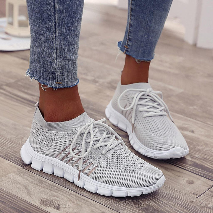 Detaljbild som visar material och sömmar på en ergonomisk damsneaker med flexibel sula. Gåskor.
