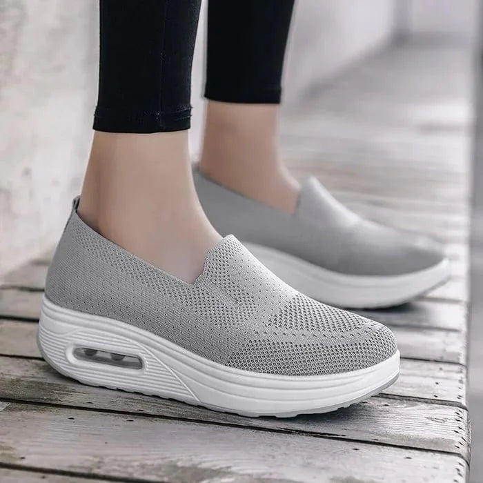 Kvinnors ergonomiska sneakers med optimal komfort för fötterna. Perfekta vardagsskor.