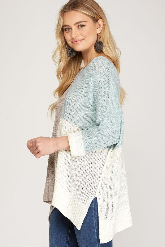 Elegant färgblockad damtröja i grått och himmelsblått. Modern pullover, perfekt för en stilren look.