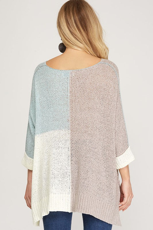 Mjuk kvinnors tröja med färgblock i grått och klar himmelsblå. En stilren pullover för alla tillfällen.