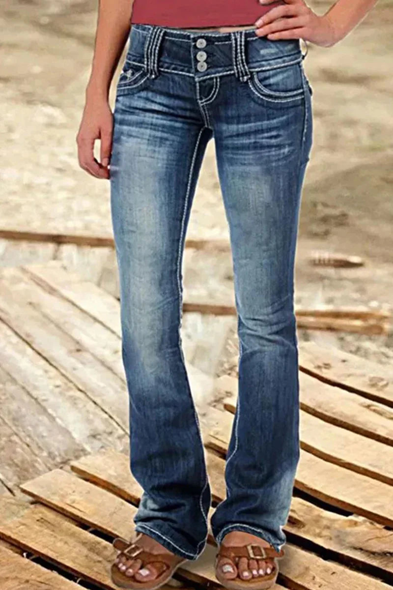 Detaljbild av de slitna partierna på knäna på kvinnors bootcut jeans med hög midja