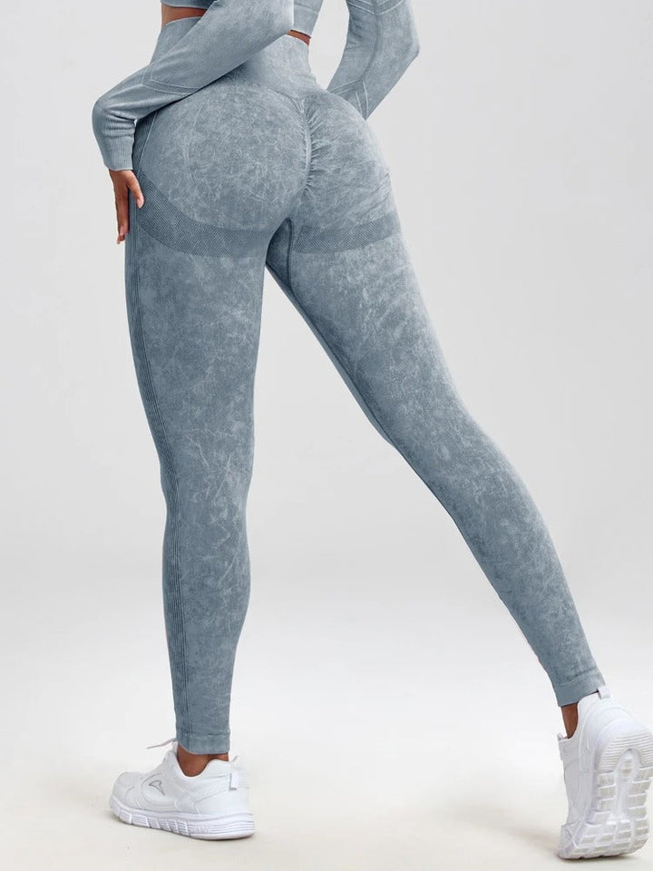 Rumplyftande träningsleggings för kvinnor. Hög midja och bekväm passform för fitness och sport.