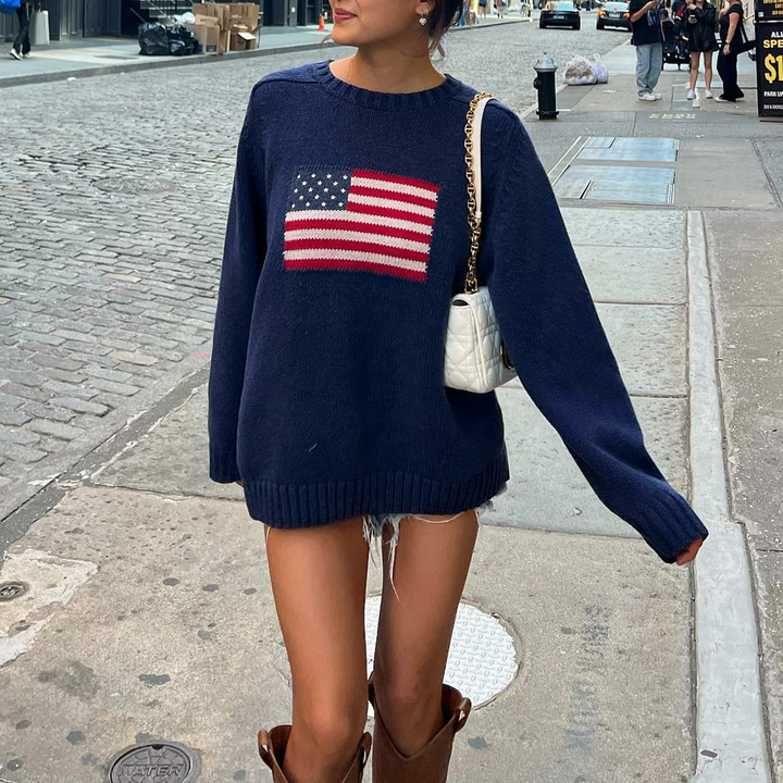 Bekväm damtröja för hösten med unikt tryck av amerikanska flaggan. Stilren streetwear för kvinnor.