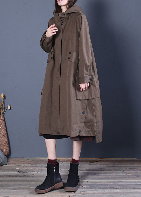 Mångsidig dam trenchcoat med huva och dragkedja. Utmärkt för höstmode och som vårjacka. Bekväma ytterkläder.