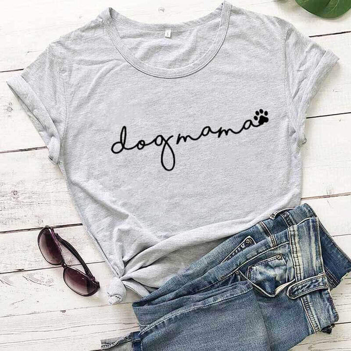 Stilren kvinnors T-shirt för hundmamma, svart med vitt "Dog Mom" tryck. Ideal present.