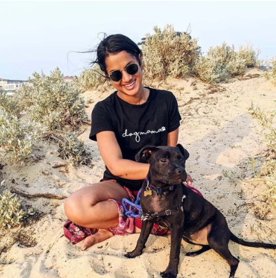 Blå kvinnors T-shirt med roligt hundtryck, perfekt för casual sommarlooken.