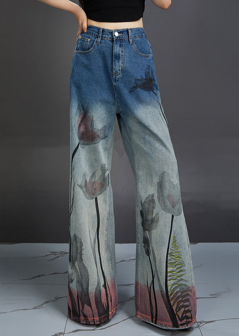 Detaljbild av slitstarka kvinnors jeans med blåtryck och trendig hög midjedesign.