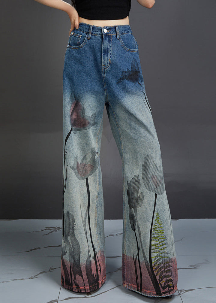 Detaljbild av slitstarka kvinnors jeans med blåtryck och trendig hög midjedesign.