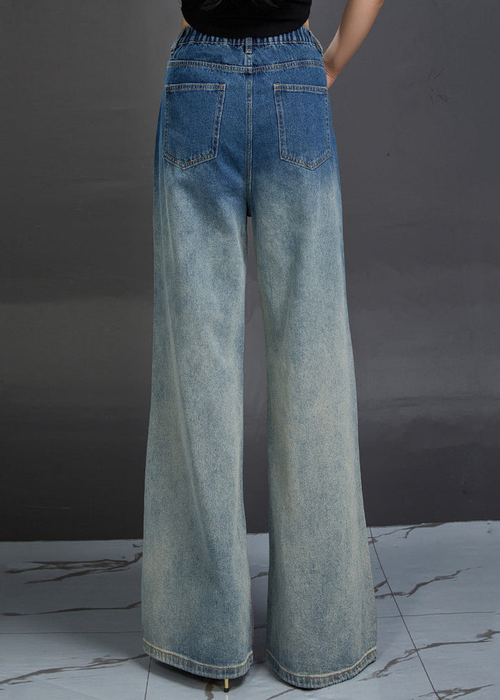 Trendiga kvinnors jeans med hög midja och distinkt blåtryck, idealiska för höstmodet.