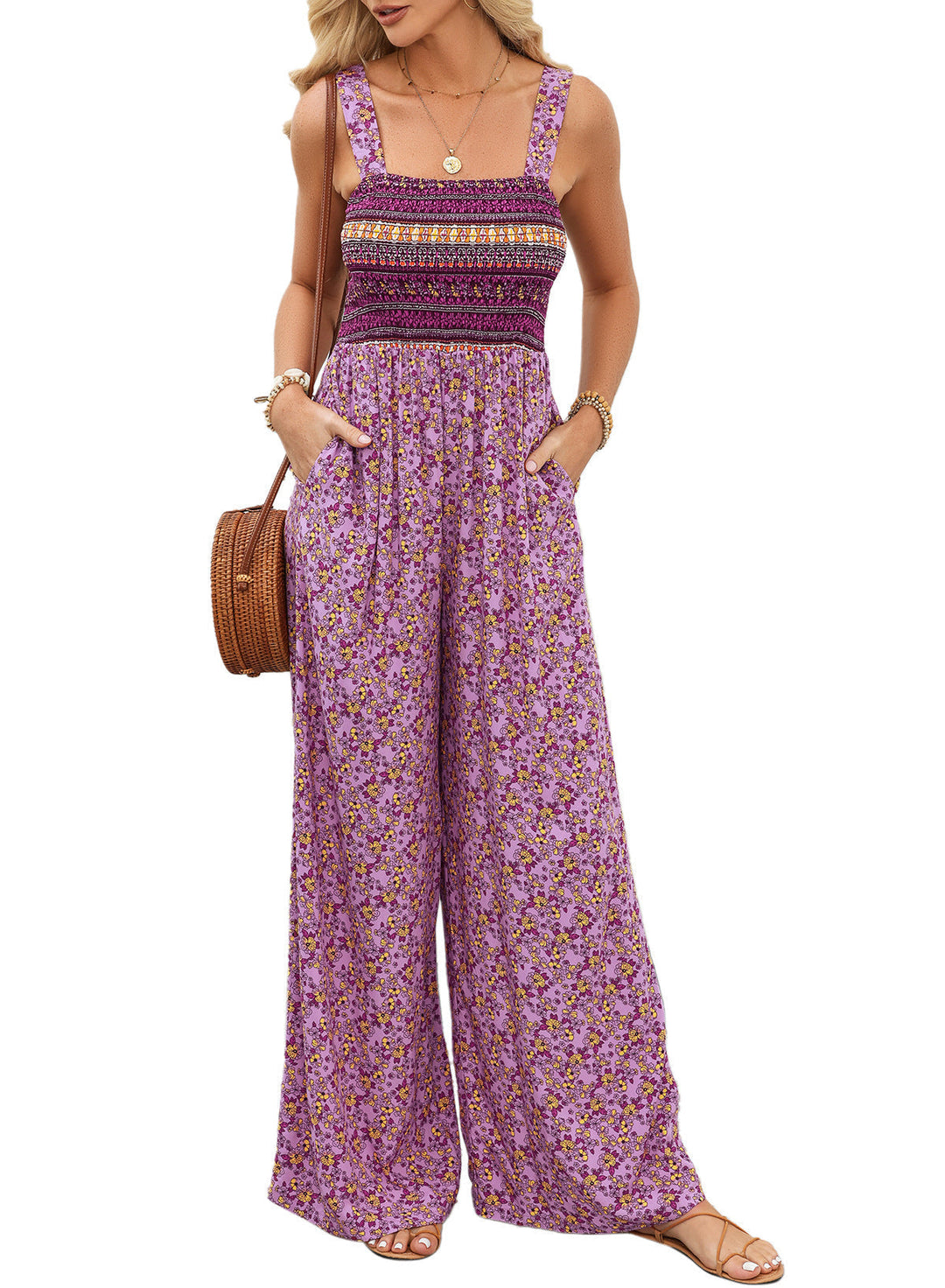 Modern kvinnors jumpsuit med vida ben och livfullt blommönster, en mångsidig modefavorit.