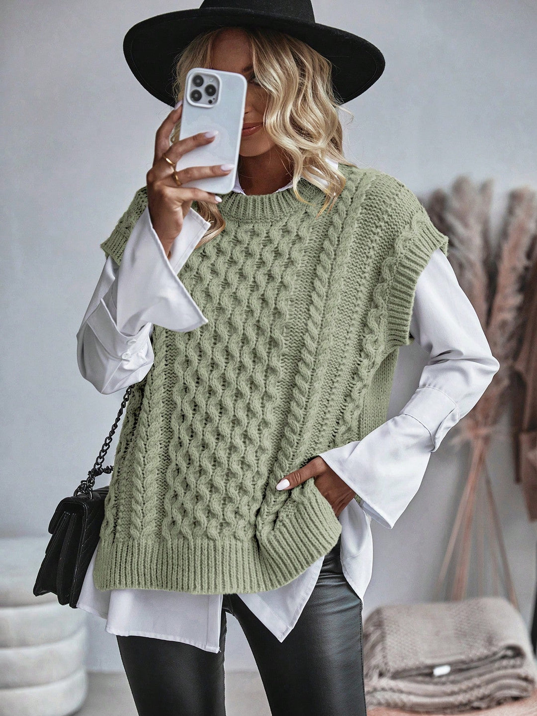 Elegant kabelstickad sweater vest för kvinnor. En mångsidig del av höstens lager på lager.