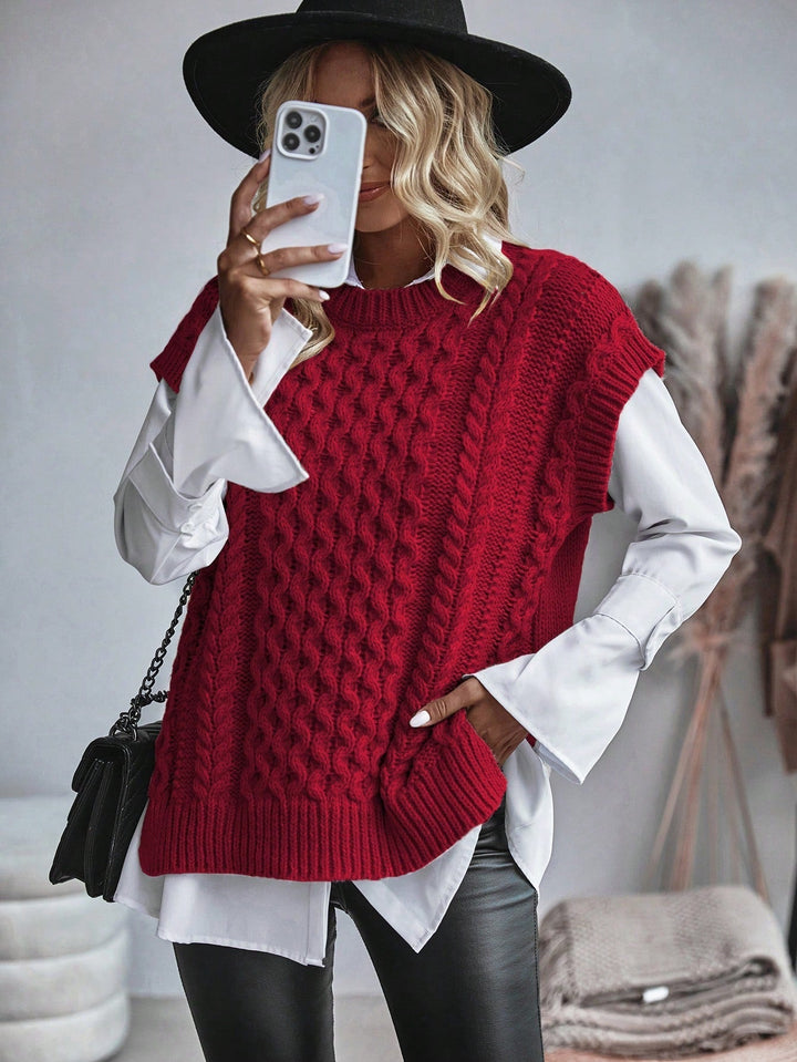 Kvinnors kabelstickad väst, perfekt för att addera stil och värme till din outfit.