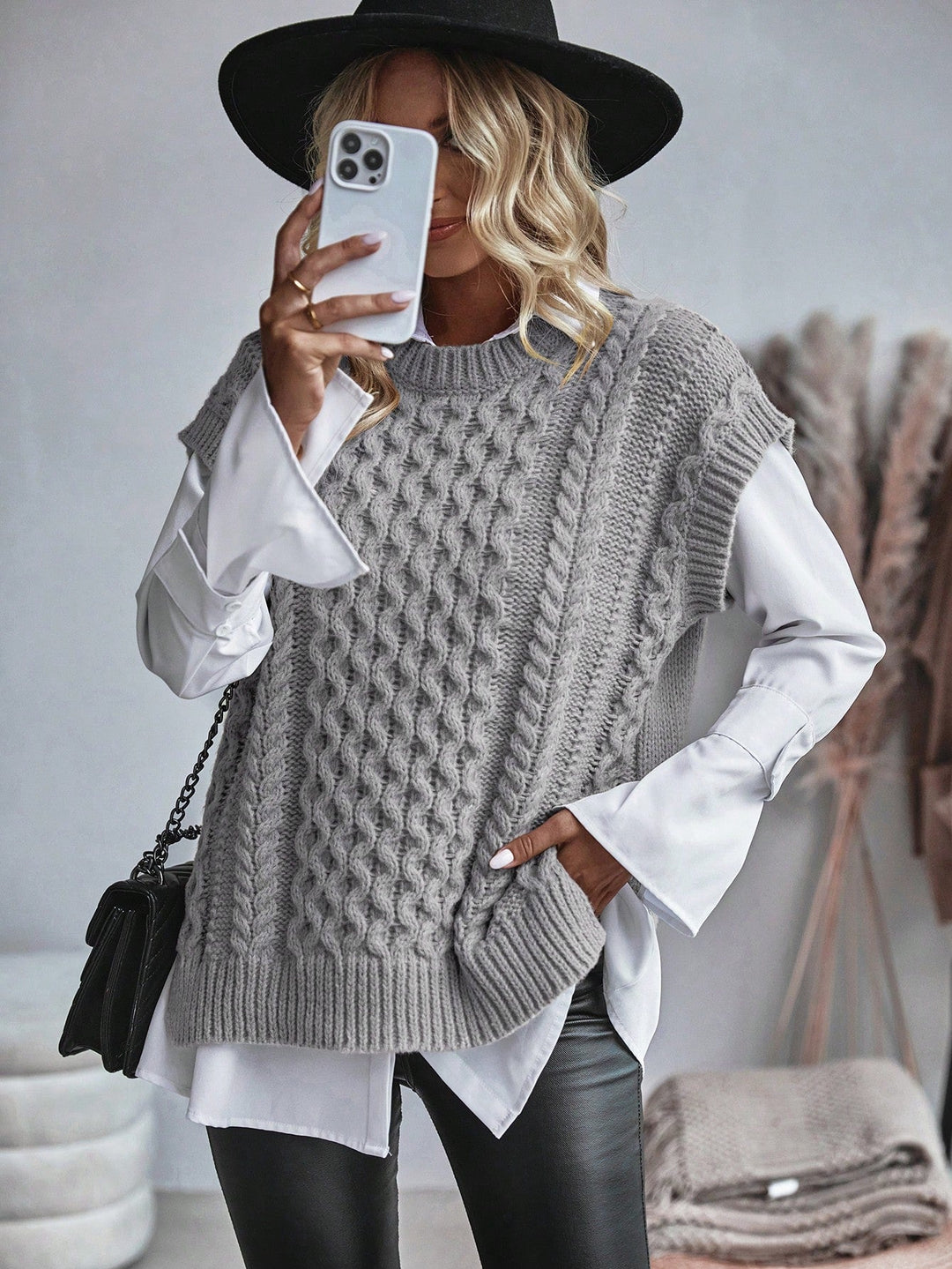 Mångsidig damväst, kabelstickad sweater vest. Höjer din vardagslook med chic detalj.
