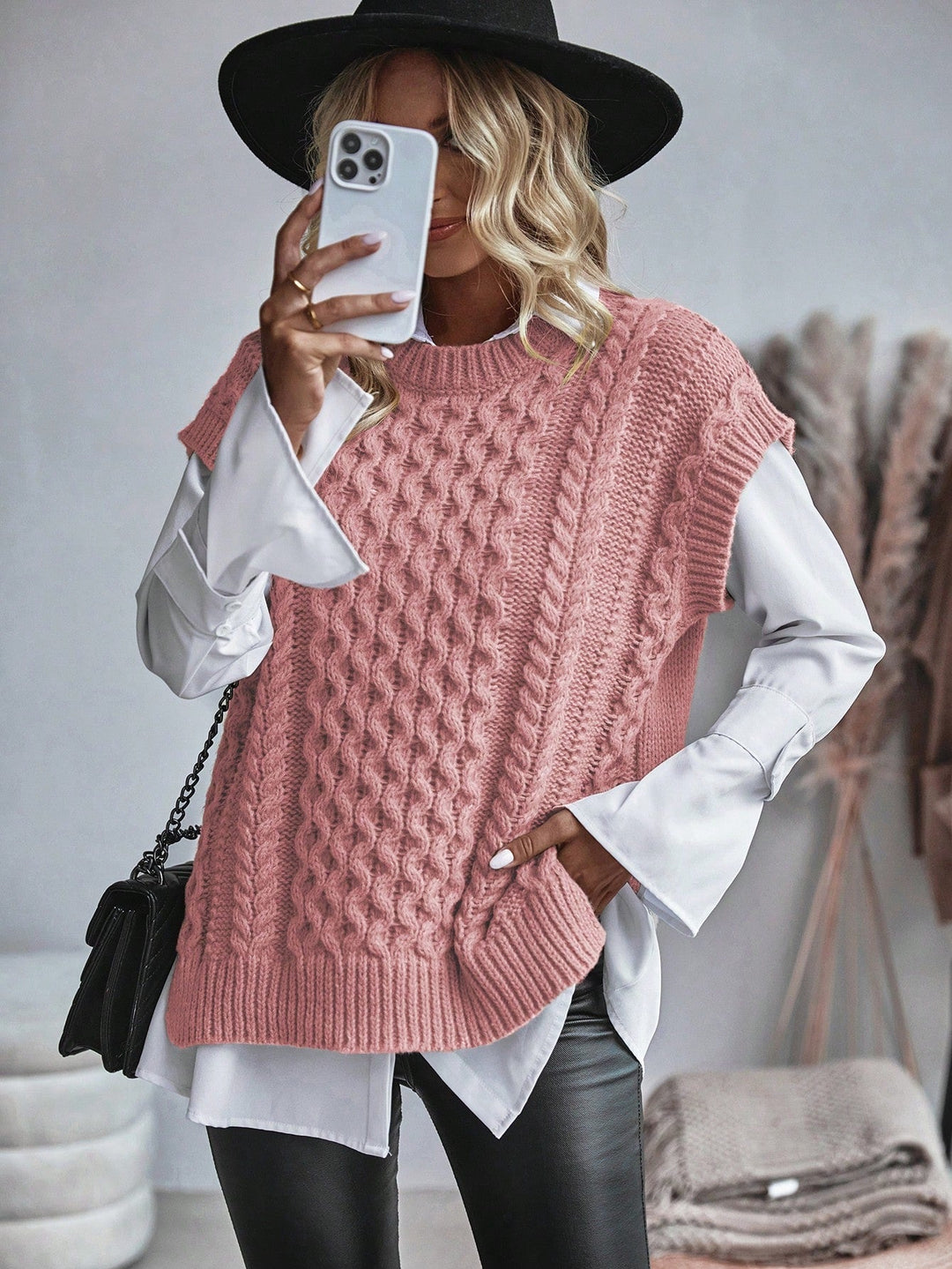 Kabelstickad sweater vest för kvinnor. Modern höstmode-väst för en elegant look.