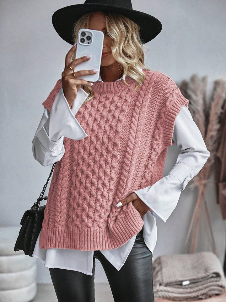 Kabelstickad sweater vest för kvinnor. Modern höstmode-väst för en elegant look.