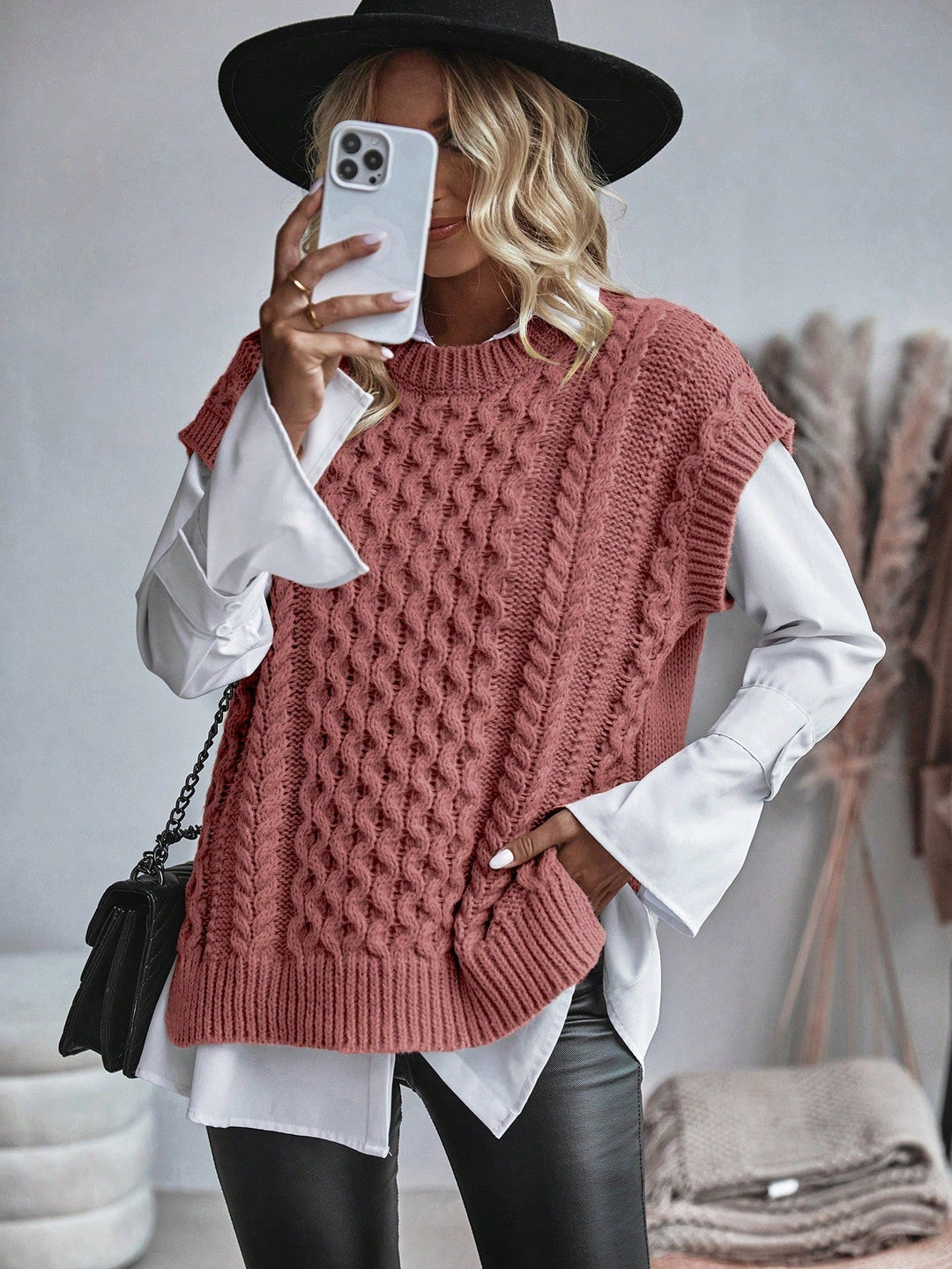 Chic kvinnors kabelstickad tröjväst. Mångsidig för både avslappnad och elegant stil.