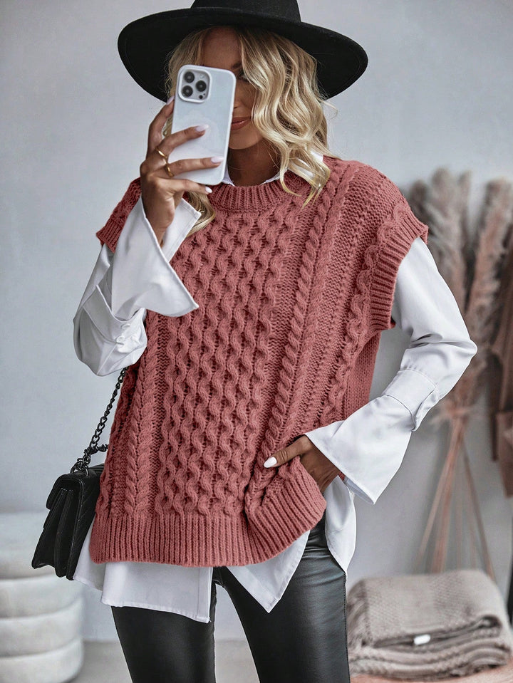 Chic kvinnors kabelstickad tröjväst. Mångsidig för både avslappnad och elegant stil.
