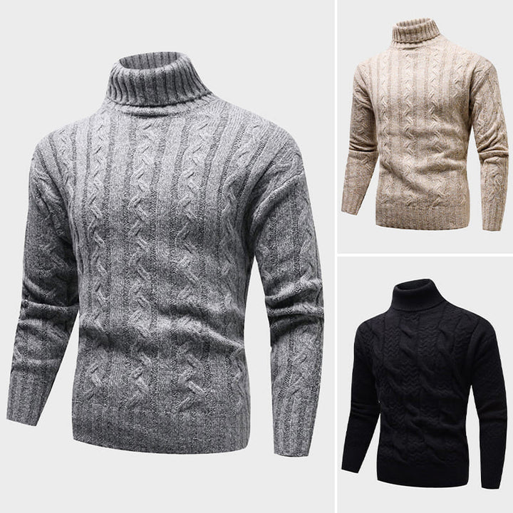 Kvinnlig modell bär en stilren kabelstickad turtleneck tröja. Elegant & varmt damkläder för alla tillfällen.