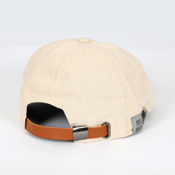 Röd modern basker för kvinnor, stilren accessoar som lyfter din outfit med fransk känsla.
