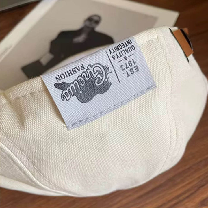 Tidlös fransk basker för kvinnor, klassisk och stilren. En elegant modeaccessoar för alla tillfällen.