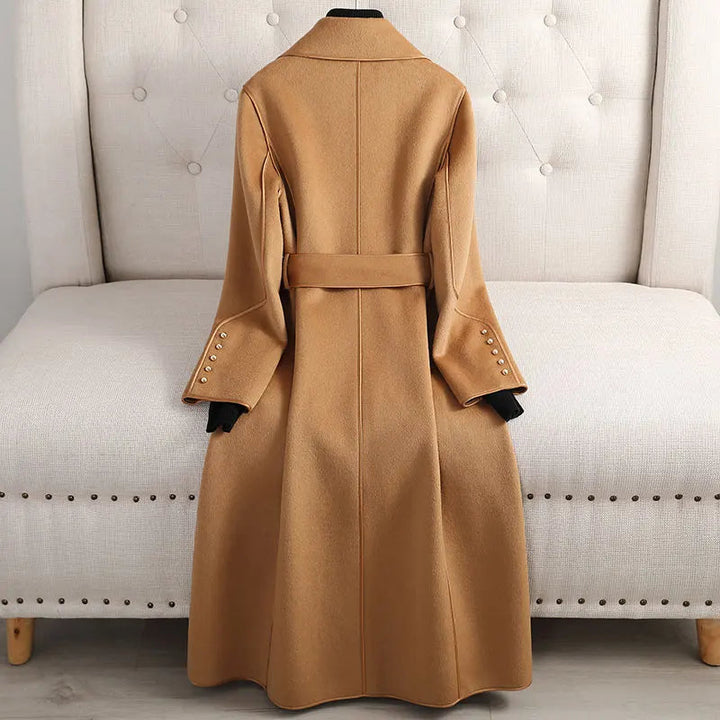 Elegant damtrenchcoat i klassisk stil med bälte. Idealisk ytterplagg för vår och höst. Tidlös damkappa.