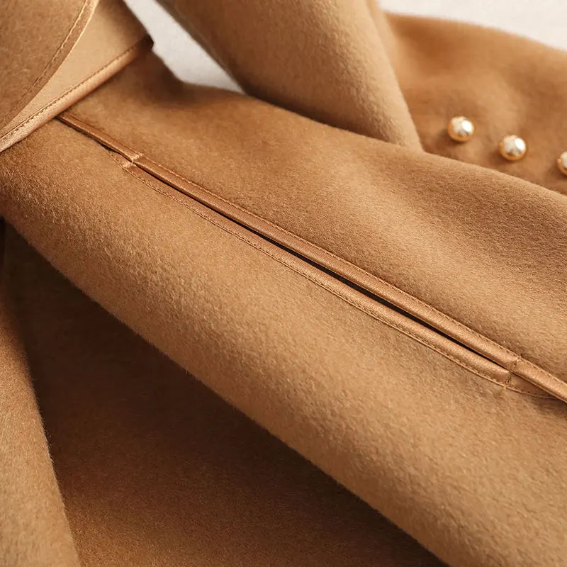 Mångsidig kvinnlig trenchcoat, klassisk kappa för vår och höst. Elegant vardagsjacka, tidlös stil.