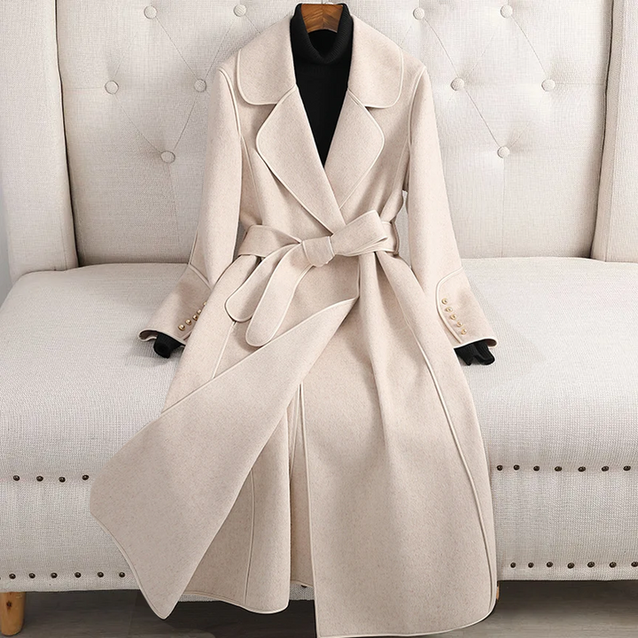 Tidlös och elegant damtrenchcoat, klassisk kappa som lyfter höst- och vårstilen. Kvinnors ytterplagg.